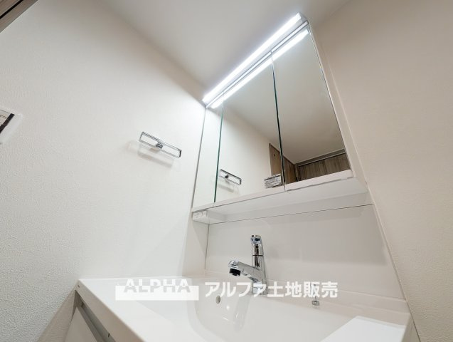 花小金井スカイハイツの独立洗面台|【Vanit】◆洗面台◆身支度がしやすい洗面台は、収納力にも配慮した設計。朝の準備から帰宅後まで、家族みんなが使いやすい空間です。