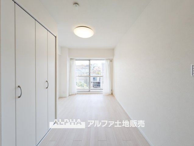 花小金井スカイハイツの洋室|【comfort room】
◆落ち着きのある室内◆寝室としても子ども部屋としても使いやすく、暮らしの変化にも対応できる空間。日々の時間を穏やかに過ごせます。