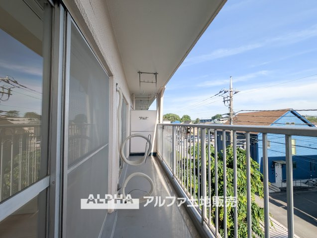 花小金井スカイハイツのバルコニー|【Balcony】◆バルコニー◆日当たりの良いバルコニーは、洗濯物がよく乾くだけでなく、外の空気を感じながらひと息つける場所。暮らしに心地よい余白をもたらします。