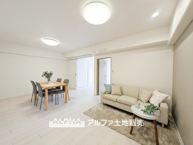 花小金井スカイハイツの居間・リビング|【A place that feels right】◆自然と人が集まる◆
広がりを感じる住空間と、手触りのある落ち着いた雰囲気。
ここで重ねる毎日が、暮らし方そのものを静かに変えていく。