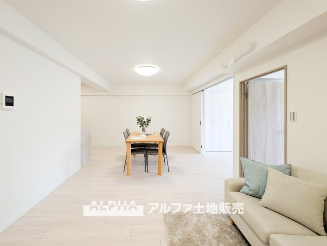 花小金井スカイハイツの居間・リビング|【full space】
◆気軽に人を招ける◆ゆったりとした住空間に手のぬくもりを感じれるような温かい住まい。そんな環境で暮らしていくうちに僕たちも変わって行く。