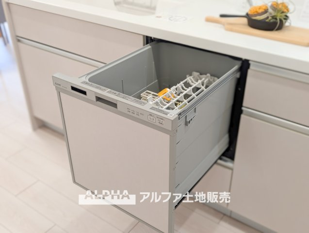 花小金井スカイハイツのキッチン|【Food washing machine】
◆食洗機◆お子様の面倒を見れる時間が増え時短になります。加えて手荒れも防げてしかも節水が高い為、大変人気があり重宝します。