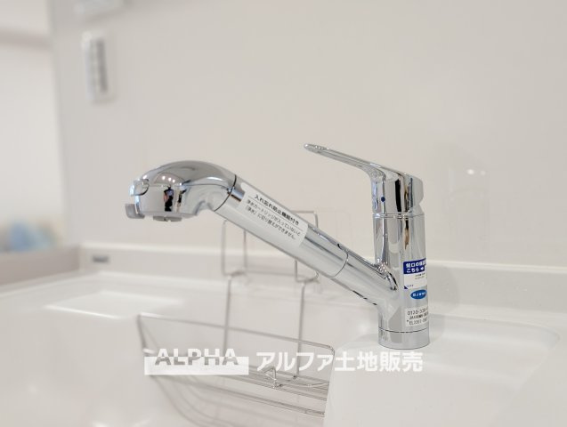 花小金井スカイハイツのキッチン|【Water cleaner】
◆浄水器◆蛇口から流れ出すお水はクリーンでいつも楽しめます。また浄水器内臓シャワー混合栓なので場所取らずのスッキリとしたスタイルです。