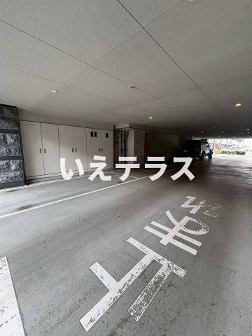 プレサンスTHE神戸の駐車場