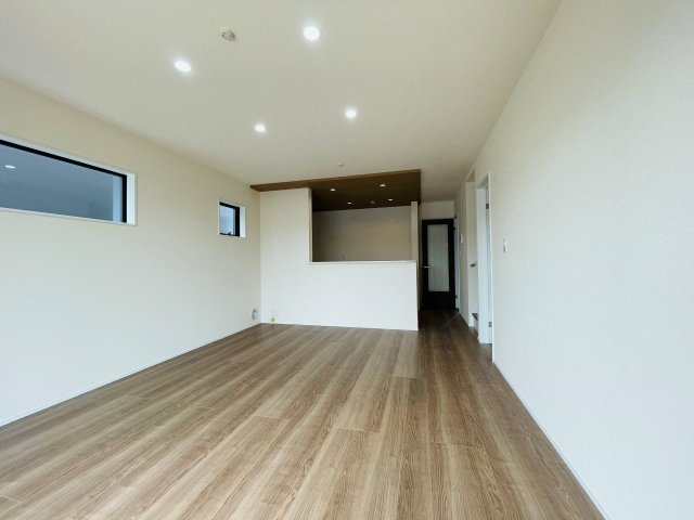 豊田第53野見山町　新築分譲住宅　全2棟　2号棟の居間・リビング|どこにいても家族の顔が見える、明るく開放的なLDK。