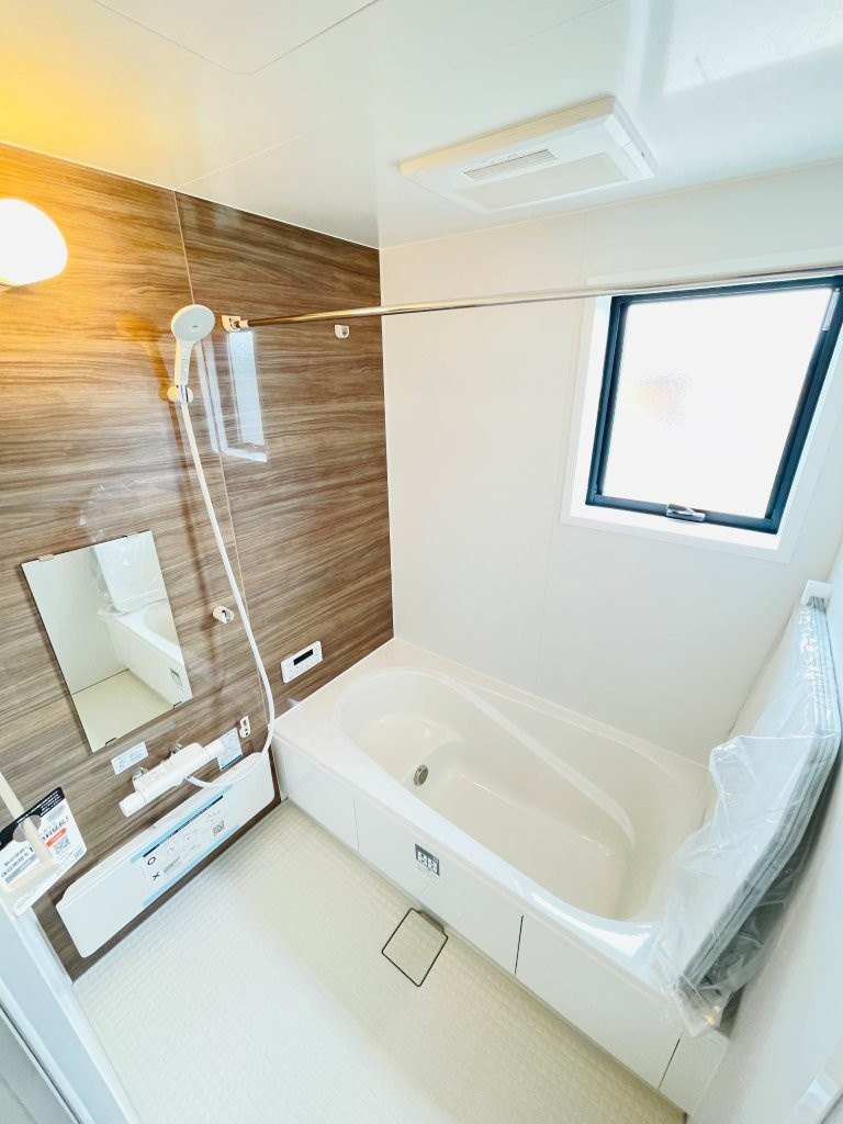豊田第53野見山町　新築分譲住宅　全2棟　2号棟の浴室|１坪タイプのユニットバス！浴槽は断熱材入りでお湯が冷めにくいです♪浴室乾燥機で梅雨の時期は洗濯物を乾かせます！