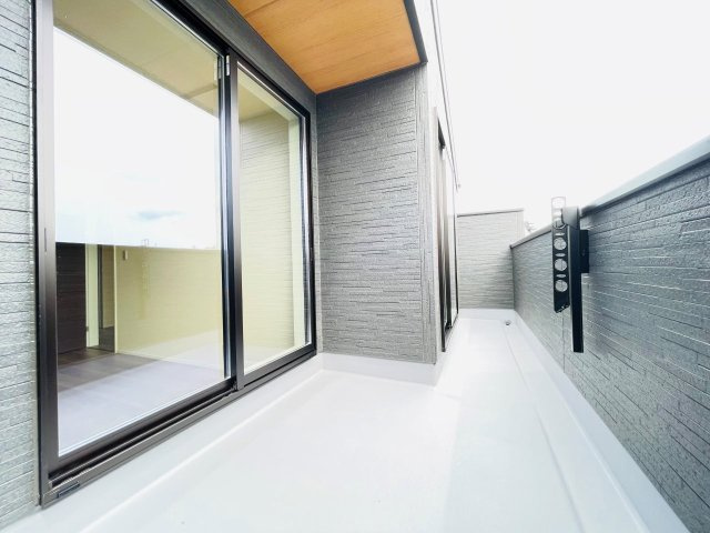 豊田第53野見山町　新築分譲住宅　全2棟　2号棟のバルコニー|日当たりの良いバルコニーには洗濯物がたくさん干せます♪