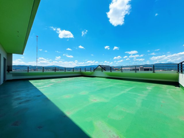 【バルコニー】 | 東峰マンション春日☆仲介手数料無料☆ | ルーフバルコニー最大の魅力は、遮るもののない圧倒的な開放感です。上階ならではの広い空を独り占めでき、夜には街の灯りや星空を眺めながら心ゆくまでリラックスタイムを楽しめます。