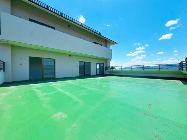 【バルコニー】 | 東峰マンション春日☆仲介手数料無料☆ | テーブルセットを置いて「青空カフェ」を楽しんだり、お子様とビニールプールで遊んだり。ガーデニングや本格的なDIYなど、室内では難しい趣味も思い切り楽しめる、暮らしの幅を広げる特別な空間です。