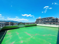 【展望】 | 東峰マンション春日☆仲介手数料無料☆ | 面積の広いルーフバルコニーは、実用性も抜群です。家族全員分の布団を一気に干せるゆとりがあり、風通しも良いため家事の効率が上がります。スロップシンク（水栓）付きでお掃除や植物への水やりもスムーズです。