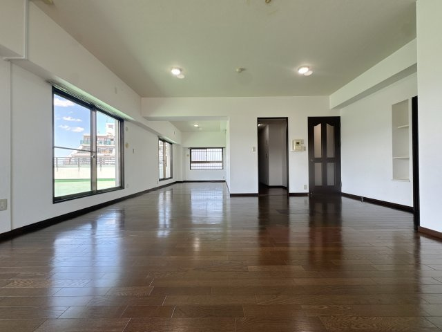 【居間・リビング】 | 東峰マンション春日☆仲介手数料無料☆ | プライバシーを守りつつ、開放感に浸る。自分だけの特等席。