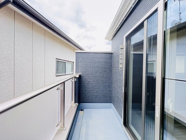 柏市西原５丁目新築戸建【西原小学校:徒歩2分】のバルコニー|寝室前・南向きバルコニー・日当たり良好♪
