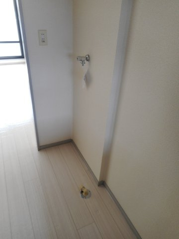 キッチンの横に冷蔵庫置き場と洗濯機置き場がございます♪