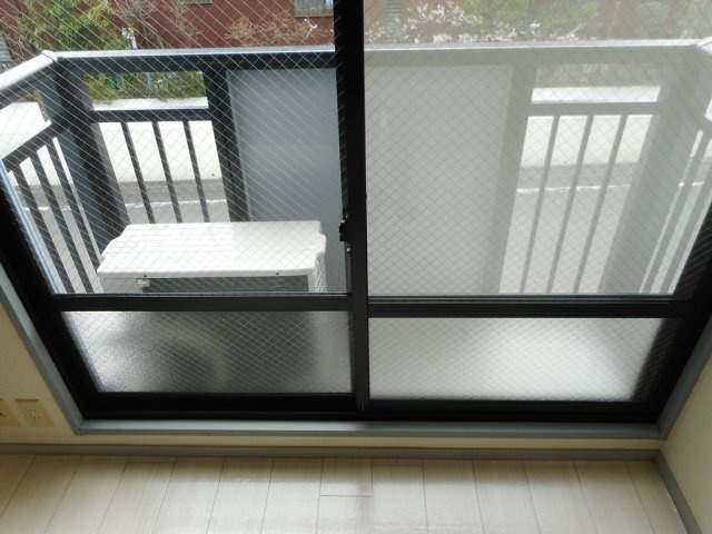 南向きのバルコニーで陽当り良好です。雨戸も付いています♪