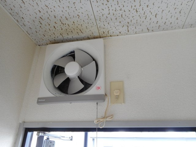 キッチンの換気扇は玄関にございます♪