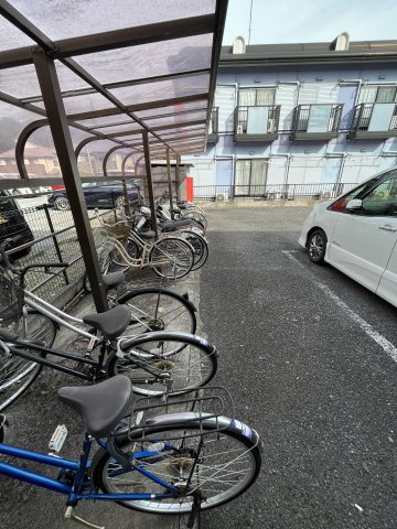 駐車場は月額8,000円(税込)で空き無しです♪