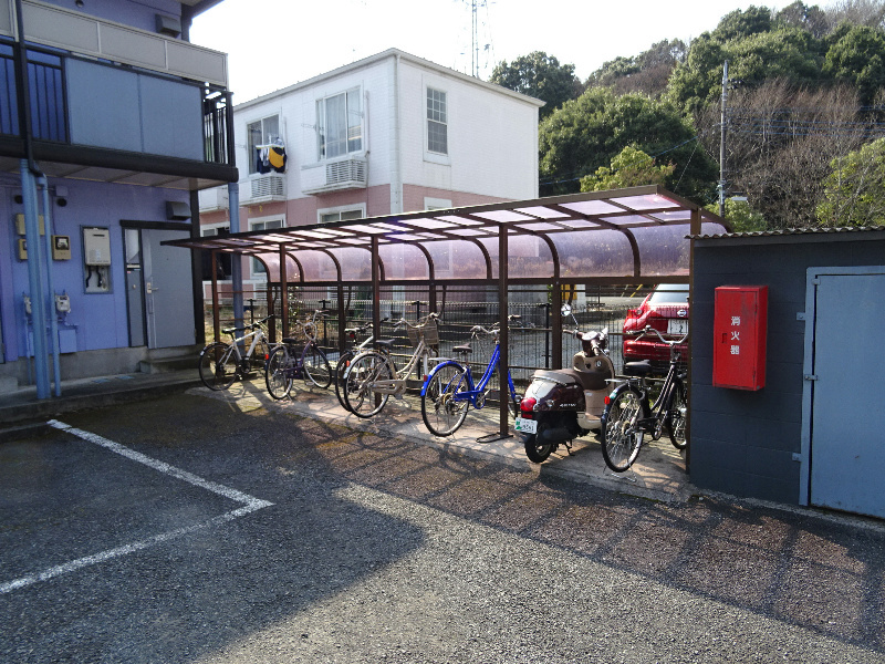 敷地内駐輪場は自転車と原付が置けます。バイクは不可です♪