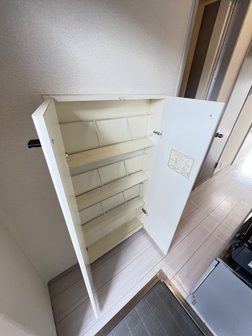玄関にはシューズボックスがございます♪