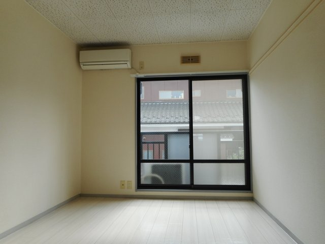 洋室６帖にはエアコンと照明と物入と壁掛けと雨戸付きです♪