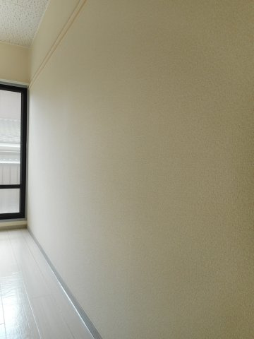 洋室６帖には壁掛けがあり、ハンガーやフックを掛けられます♪
