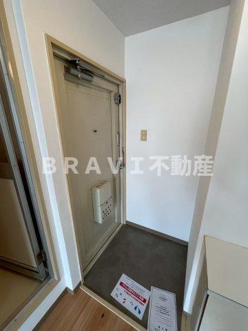 メゾン緑橋　BRAVI不動産の玄関