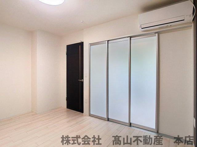 宗像市稲元４丁目のアパートの居間・リビング