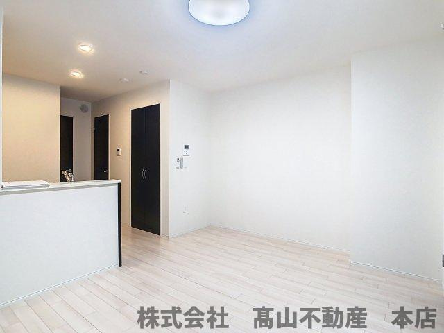 宗像市稲元４丁目のアパートの居間・リビング