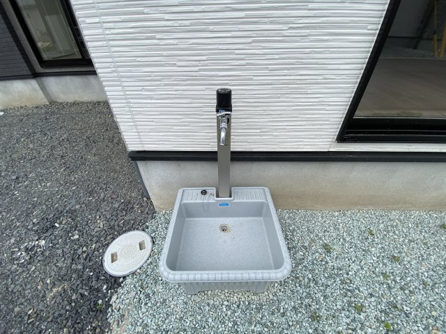 東根市羽入東【2号棟】のその他|洗車や水やりに便利な外水栓を完備。水受け（パン）付きなので、泥のついた靴の洗浄や、散歩帰りのペットの足洗いにも最適です。屋外での作業をスムーズにし、住まいのお手入れをより身近で楽しいものにしてくれます