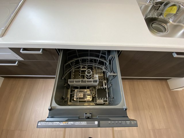 東根市羽入東【2号棟】のその他|見た目もスッキリなビルトイン食洗機。面倒な後片付けをサポートし、忙しい共働き世帯や子育て世代に嬉しい機能です。