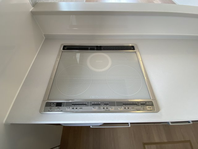 東根市羽入東【2号棟】のその他|天板がフラットでお手入れが驚くほど簡単なIHクッキングヒーター。火を使わず空気を汚さないため、小さなお子様がいても安心です。揚げ物温度調節など便利な機能も充実し、日々の調理がより快適で安全になります。