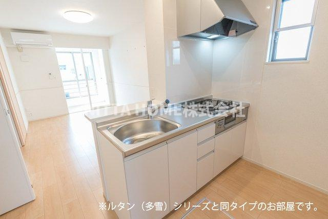 アストラル　グレアⅠのキッチン|【イメージ写真】３口コンロのカウンターキッチンが付いています♪