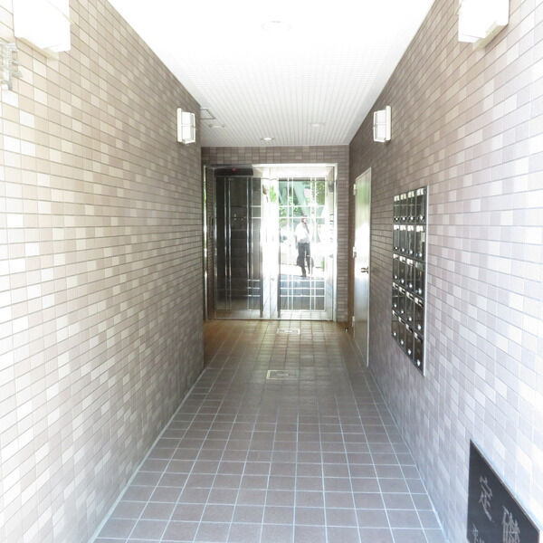 神戸市中央区下山手通６丁目の賃貸マンションのエントランス