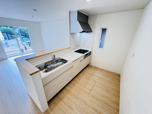柏市伊勢原１丁目新築戸建（伊勢原第７）のキッチン|広々システムキッチン・シンクの水栓には浄水器がついてます！