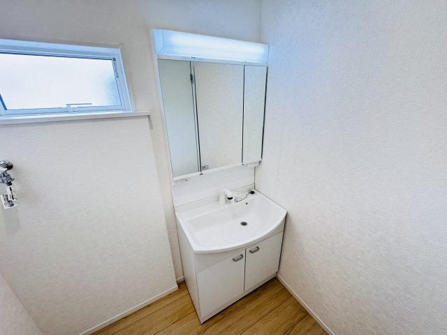 柏市伊勢原１丁目新築戸建（伊勢原第７）の独立洗面台|シャワーヘッド付き三面鏡洗面化粧台