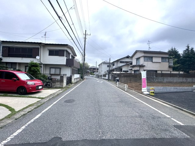 柏市伊勢原１丁目新築戸建（伊勢原第７）の前面道路含む現地写真|北側前面道路・幅員約8ｍ
