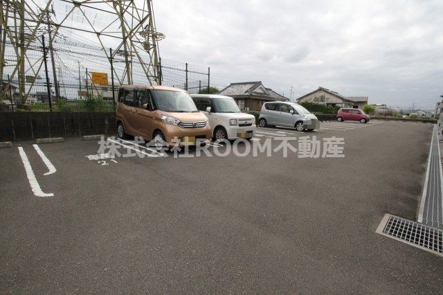 シャインアベニューの駐車場|車をお持ちの方に嬉しい駐車場付きの物件です