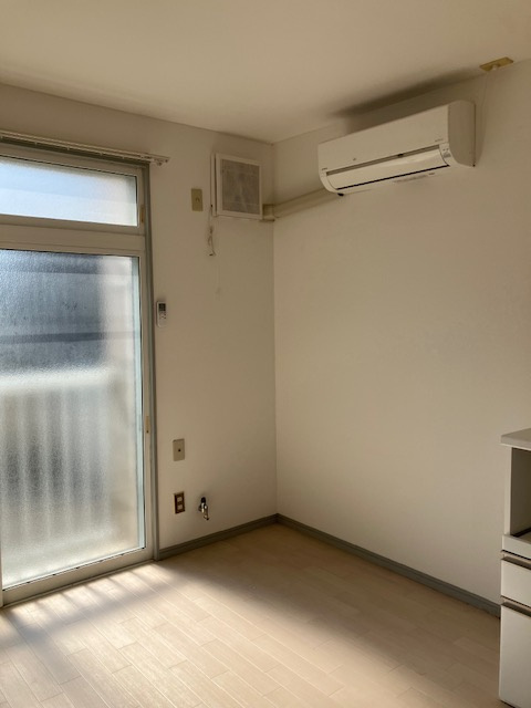 パレス赤坂の居間・リビング|明るいお部屋です