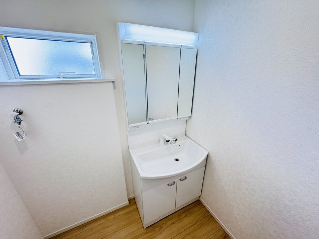 柏市伊勢原１丁目新築戸建（伊勢原第７）の独立洗面台|シャワーヘッド付き三面鏡洗面化粧台