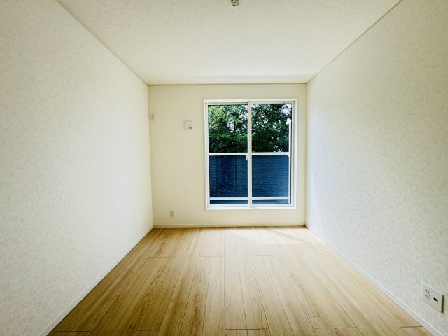 柏市伊勢原１丁目新築戸建（伊勢原第７）の子供部屋|5.5帖洋室・南側バルコニー前の明るいお部屋です♪
