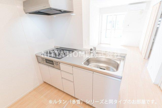 アストラル　グレアⅠのキッチン|【イメージ写真】３口コンロのカウンターキッチンが付いています♪