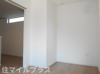 【洋室】 | 郡山市片平町新蟻塚新築一戸建て1棟 | 落ち着いた色調の洋室です