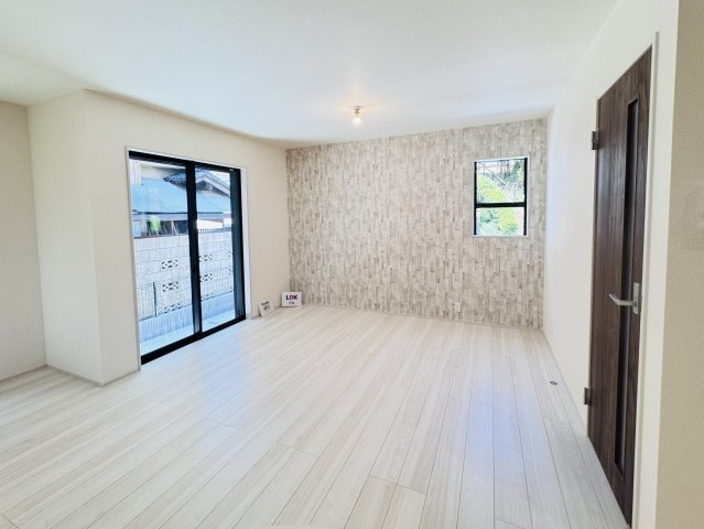 柏市酒井根７丁目新築戸建の居間・リビング|20帖リビングダイニングキッチン・アクセントクロス