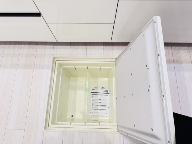 柏市酒井根７丁目新築戸建のキッチン|キッチン床下収納