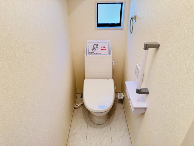 柏市酒井根７丁目新築戸建のトイレ|温水洗浄暖房便座つきトイレ