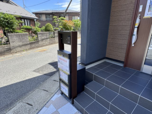 柏市酒井根７丁目新築戸建の防犯設備|インターホン・宅配ボックス完備