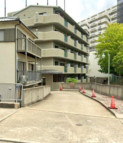 ジャルダン上ヶ原壱番館のエントランス|高台に位置しているため景観が良く

