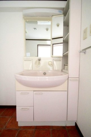 ジャルダン上ヶ原壱番館の独立洗面台|たっぷりの収納を設けたシャワー付洗面台で快適な暮らし
