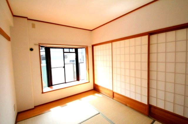 ジャルダン上ヶ原壱番館の和室|LDKと和室の間の扉を開けることで、開放感あふれる空間に！
どちらの居室にも大きな窓がある為、リビング全体が明るい陽光に包まれます。