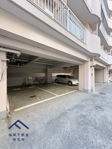 東峰マンション西公園の駐車場