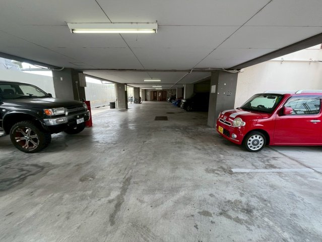 メゾン南江口の駐車場